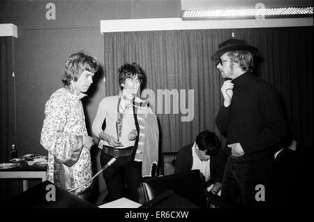 Mick Jagger und Keith Richards von den Rolling Stones im Olympischen Recording Studio in Barnes, Süd-west London Aufnahme Rückhalt für den Track "We Love You".  19. Mai 1967 Stockfoto