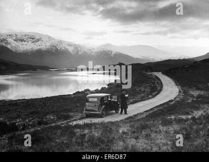 Treiber berät seine Karte während neben Loch Cluanie, Inverness-Shire geparkt. 25. März 1936 Stockfoto