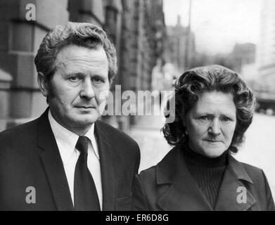 Czeslaw und Norma Skala Eltern Wanda Skala 17 Mordopfers abgebildet außen Coroners Court November 1975. Wanda Skala wurde ermordet, im Juli 1975 auf Lightbowne Straße Moston während des Gehens Hause entfernt, wo sie als eine Bardame arbeitete. Sie war Hallo gewesen Stockfoto