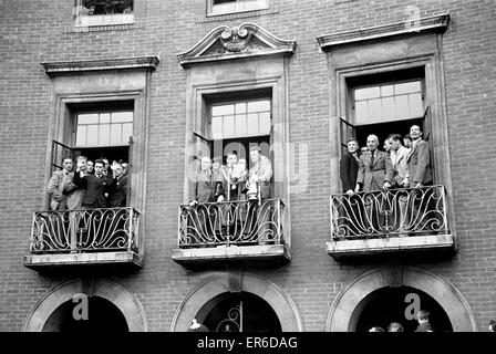 Das Derby County-Team mit den FA-Cup-Trophäe nach ihrem Sieg über Charlton Athletic im Finale im Wembley-Stadion nach Hause. Bild zeigt: The Derby Team He Trophäe zu zeigen, wie sie auf dem Balkon vor dem Polizeipräsidium stehen. 1. Mai 194 Stockfoto