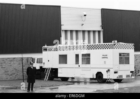 Mobile Polizei Kontrollraum am Tatort, The Brink MAT Raub, die am 26. November 1983 ereignete sich bei sechs Räuber in den Rand MAT Lager am Flughafen Heathrow, London, Polizei in Szene 28. November 1983 drangen. Die Bande gestohlen ¿26 Millionen wo Stockfoto