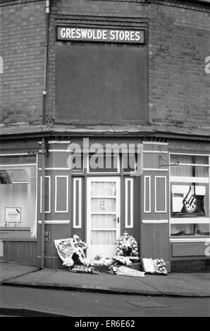 Floral Tribute links außen Greswolde Stores Shop im Sparkhill am Morgen der Beerdigung für Edna und Alice Rowley. Das ältere Ehepaar wurden in den Shop kurz vor Weihnachten 1987 ermordet. 28. Januar 1988 Stockfoto