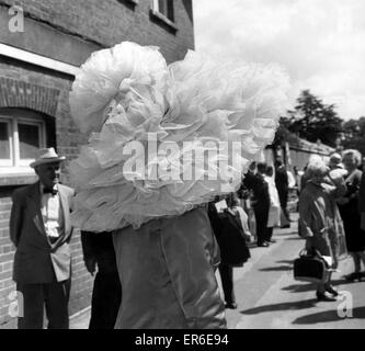 Kleidung. Mode Hüte: Ascot Moden. Juni 1965 P002859 Stockfoto