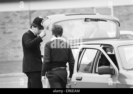 Polizei-Stop, Suche und Frage Zeugen am Tatort, The Brink MAT Raub, die am 26. November 1983 ereignete sich bei sechs Räuber in den Rand MAT Lager am Flughafen Heathrow, London, Polizei in Szene 2. Dezember 1983 drangen. Die Stockfoto