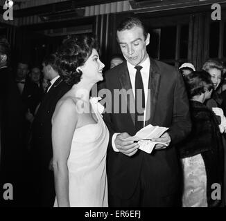 Sean Connery und Zena Marshall besuchen die Filmpremiere von "Dr. NO" James Bond 7. Oktober 1962. Stockfoto