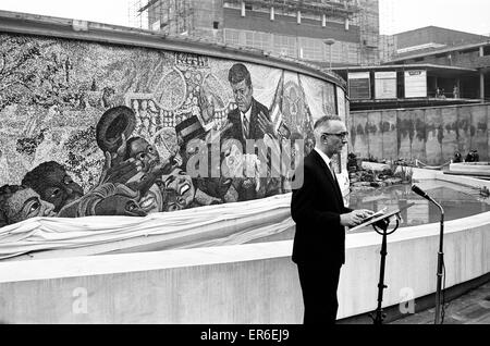 Enthüllung von Präsident Kennedy 160.000 Stück Denkmal Mosaik, gelegen in Kennedy Gärten, St Chad Zirkus, Birmingham. Designed by Kenneth Budd. Enthüllt 8. Juli 1968. Stockfoto