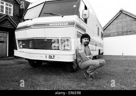 Dave Lee Travis, BBC Radio 1 DJ bereitet sich auf seine Show auf der Straße, im Bild mit seiner Winnebago, ein Mobilheim auf Rädern, 6. Dezember 1980 statt. Stockfoto