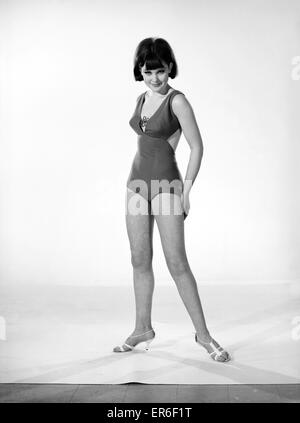 Kleidung: Mode: Bademode. Frau trägt Badeanzüge. Modell: Debbie Attwood. 1959 B1593-003 Stockfoto