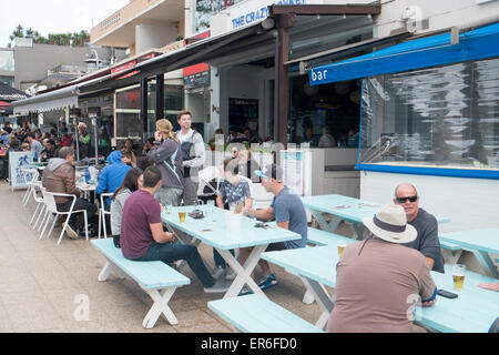 Strandcafes und Restaurants in Dee Why, einem Vorort von Sydney an den nördlichen Stränden, Australien, wo die Leute Getränke und Essen genießen Stockfoto