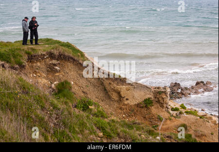 Zwei Männer, eine Canon DSLR Kamera halten, stehend am Peveril Point, Swanage, Dorset im Mai Stockfoto