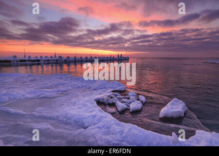 Welle auf gefrorenen Meer Eis Sonnenaufgang Licht Stockfoto