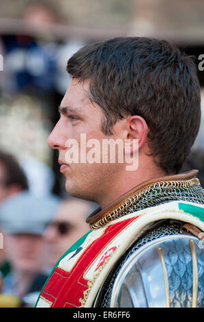 Mann in Rüstung und Farben der Contrada dell'Oca bei Corteo Storico vor das Pferderennen Palio, Siena, Toskana, Italien Stockfoto