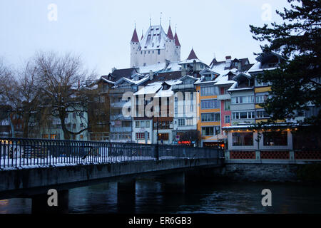 Altstadt und Schloss Thun mit Aare-Fluss, winter, Schweiz Stockfoto