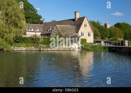 Fluß Coln und Fairford Kirche, Fairford, Cotswolds, Gloucestershire, England, Vereinigtes Königreich, Europa Stockfoto