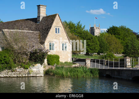 Fluß Coln und Fairford Kirche, Fairford, Cotswolds, Gloucestershire, England, Vereinigtes Königreich, Europa Stockfoto