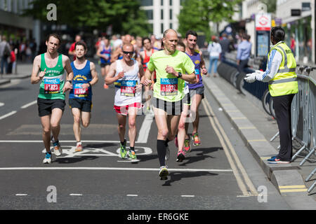 Wettbewerber mit der Bupa-London 10.000 laufen auf Montag, 25. Mai 2015 Stockfoto