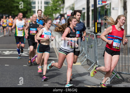 Wettbewerber mit der Bupa-London 10.000 laufen auf Montag, 25. Mai 2015 Stockfoto