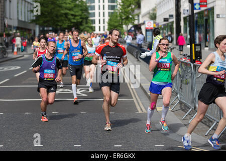 Wettbewerber mit der Bupa-London 10.000 laufen auf Montag, 25. Mai 2015 Stockfoto