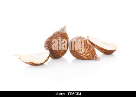 Salak Frucht isoliert auf weißem Hintergrund. Tropische Früchte, asiatischen Kochen und Essen. Stockfoto