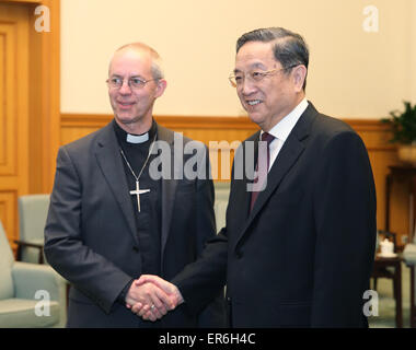 Peking, China. 28. Mai 2015. Yu Zhengsheng (R), Vorsitzender des Nationalkomitees der politischen Konsultativkonferenz des chinesischen Volkes, trifft sich mit Erzbischof von Canterbury Justin Welby in Peking, Hauptstadt von China, 28. Mai 2015. © Yao Dawei/Xinhua/Alamy Live-Nachrichten Stockfoto