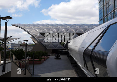 Die neue, Adams Plaza Brücke und der neuen Canary Wharf Cross Schiene, Bahnhof, Isle of Dogs im Weitwinkel. Stockfoto