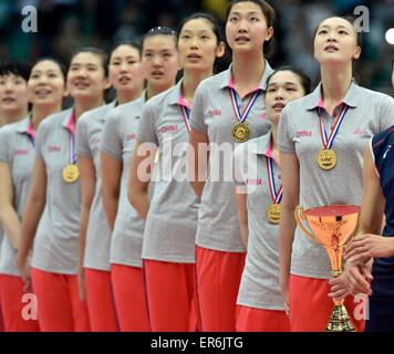 Tianjin, China. 28. Mai 2015. Team China hören chinesische Nationalhymne bei der Siegerehrung nach dem Endspiel gegen Südkorea bei der 18. asiatische Senior Frauen-Volleyball-Meisterschaften in Tianjin, Nord-China, 28. Mai 2015. China gewann 3: 0 um den Titel. © Yue Yuewei/Xinhua/Alamy Live-Nachrichten Stockfoto