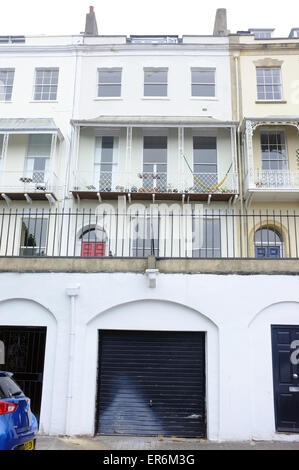 Eine Pkw-Garage unter die Reihenhäuser entlang der Royal York Halbmond in Bristol. Stockfoto