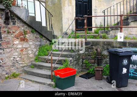 Mülltonnen und recycling-Behälter außerhalb der Häuser im Bereich Clifton Bristol in Großbritannien. Stockfoto