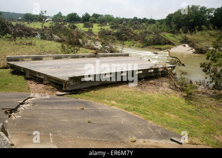 Wimberley, Texas, USA. 27. Mai 2015. Die Fischer Store Straßenbrücke in Wimberley, Texas durch Hochwasser vom Blanc zerstört Stockfoto