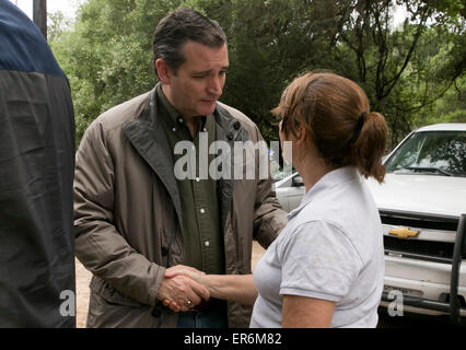 Wimberley, Texas, USA. 27. Mai 2015. US Sen. Ted Cruz R-Texas trifft sich mit Wimberley Bewohner im Stadtteil Flite Hektar gehörte zu den am schwersten betroffenen Gebieten mit den verheerenden Überschwemmungen Stockfoto