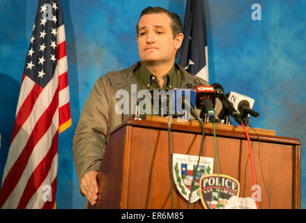 Wimberley, Texas, USA. 27. Mai 2015. US Sen. Ted Cruz R-Texas spricht zu den Medien bei der Polizei von San Marcos nach eine Rundfahrt durch Wimberley, Texas Stockfoto