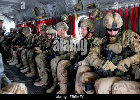 Drinnen ein CH-47 Chinook-Hubschrauber sitzen uns, Tschechisch und georgische Soldaten vor der Durchführung einer Sicherheitspatrouille 8. Mai 2015 in Parwan Provinz, Afghanistan. Stockfoto