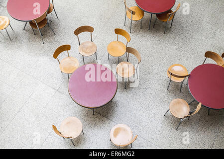 Runde Tische und Stühle um stehen in einer leeren Café innen, Top-Ansicht Stockfoto