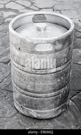 Verwendet Aluminium Keg, kleines Fass verwendetsten, lagern, transportieren, und Bier Stockfoto