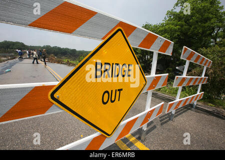 Wimberley, Texas, USA. 27. Mai 2015. Barrikade in der Nähe der Fischer Store Straßenbrücke in Wimberley, Texas.The Brücke über den Fluss Blanco wurde zerstört, als der Fluss über das Memorial Day Wochenende überschwemmte. Stockfoto