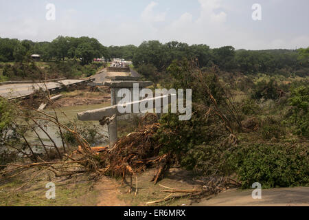 Wimberley, Texas, USA. 27. Mai 2015. Die Fischer Store Straßenbrücke in Wimberley, Texas zerstört durch Hochwasser vom Fluss Blanco über das Memorial Day Wochenende. Stockfoto