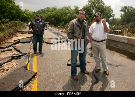 Wimberley, Texas, USA. 27. Mai 2015. U.S. Sen. Ted Cruz R-Texas tourt die Fischer Store Straßenbrücke in Wimberley, Texas mit Hays County Kommissar Will Conley. Die Brücke über den Fluss Blanco wurde zerstört, als der Fluss über das Memorial Day Wochenende überschwemmte. Stockfoto