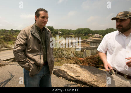 Wimberley, Texas, USA. 27. Mai 2015. U.S. Sen. Ted Cruz R-Texas tourt die Fischer Store Straßenbrücke in Wimberley, Texas mit Hays County Kommissar Will Conley. Die Brücke über den Fluss Blanco wurde zerstört, als der Fluss über das Memorial Day Wochenende überschwemmte. Stockfoto