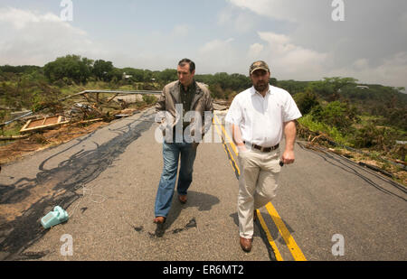 Wimberley, Texas, USA. 27. Mai 2015. U.S. Sen. Ted Cruz R-Texas tourt die Fischer Store Straßenbrücke in Wimberley, Texas mit Hays County Kommissar Will Conley. Die Brücke über den Fluss Blanco wurde zerstört, als der Fluss über das Memorial Day Wochenende überschwemmte. Stockfoto