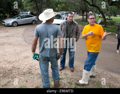 Wimberley, Texas, USA. 27. Mai 2015. US Sen. Ted Cruz R-Texas trifft sich mit Wimberley Bewohner im Stadtteil Flite Hektar gehörte zu den am schwersten betroffenen Gebieten mit den verheerenden Überschwemmungen Stockfoto