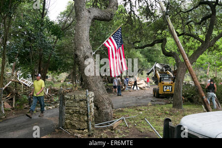 Wimberley, Texas, USA. 27. Mai 2015. US-Flagge hängt, als Bewohner Aufräumarbeiten beginnen nach die verheerenden Überschwemmungen Hunderte von Häusern in Wimberley, Texas beschädigt als Blanco Flusses sah Rekord Überschwemmungen über das Memorial Day Wochenende Stockfoto