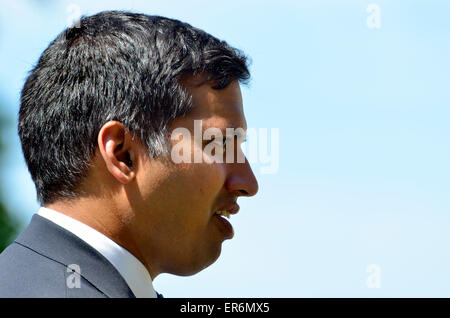 Faisal Islam, Sky TV News politischer Redakteur, am College Green, Westminster nach 2015 Thronrede. Stockfoto