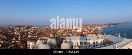Panoramische Luftaufnahme von Saint Mark und Petersplatz mit Dogenpalast Palace - Venedig - Italien Stockfoto