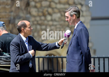 Jakob Rees-Mogg MP (konservative, North East Somerset) interviewt am College Green, Westminster nach der 27. Mai 2015 S Stockfoto