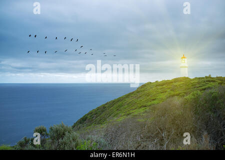 Leuchtturm schützende leuchtende Meer. Stockfoto