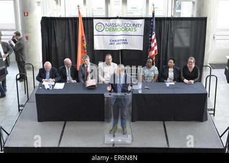 Garden City, New York, USA. 26. Mai 2015. JAY JACOBS, Vorsitzender der Nassau County Demokraten, spricht auf dem Podium bei der nominierenden Parteitag, statt im Cradle of Aviation Museum, Long Island. Das executive Committee 55 Kandidaten für Politik und Justiz Rennen nominiert. Bildnachweis: Ann E Parry/Alamy Live-Nachrichten Stockfoto