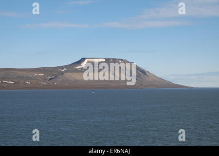 Flache Spitze Berg in der Nähe von kapp Waldburg, barentsoya freemansundet, Süden, Svalbard (Anmerkung riesige Endmoräne Anzahlung direkt unter Schnee). Stockfoto