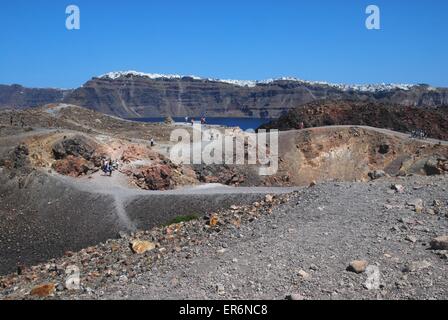 Gruppenwanderung auf dem aktiven Vulkan im Zentrum der Caldera von Santorini, Griechenland Stockfoto