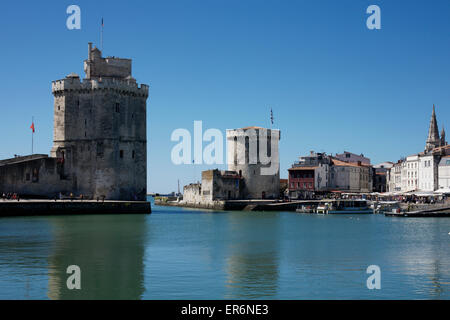 Alten Hafen Eingang zeigt St Nicolas Turm und Kette Turm Vieux Port La Rochelle Frankreich. Stockfoto