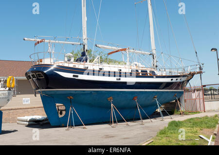 Doppelter Mast Yacht im Trockendock. Stockfoto